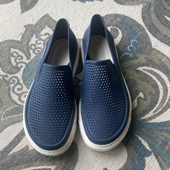 Crocs Boat Shoes Navy and White Size 7 in mint condition - Picture 1 of 4